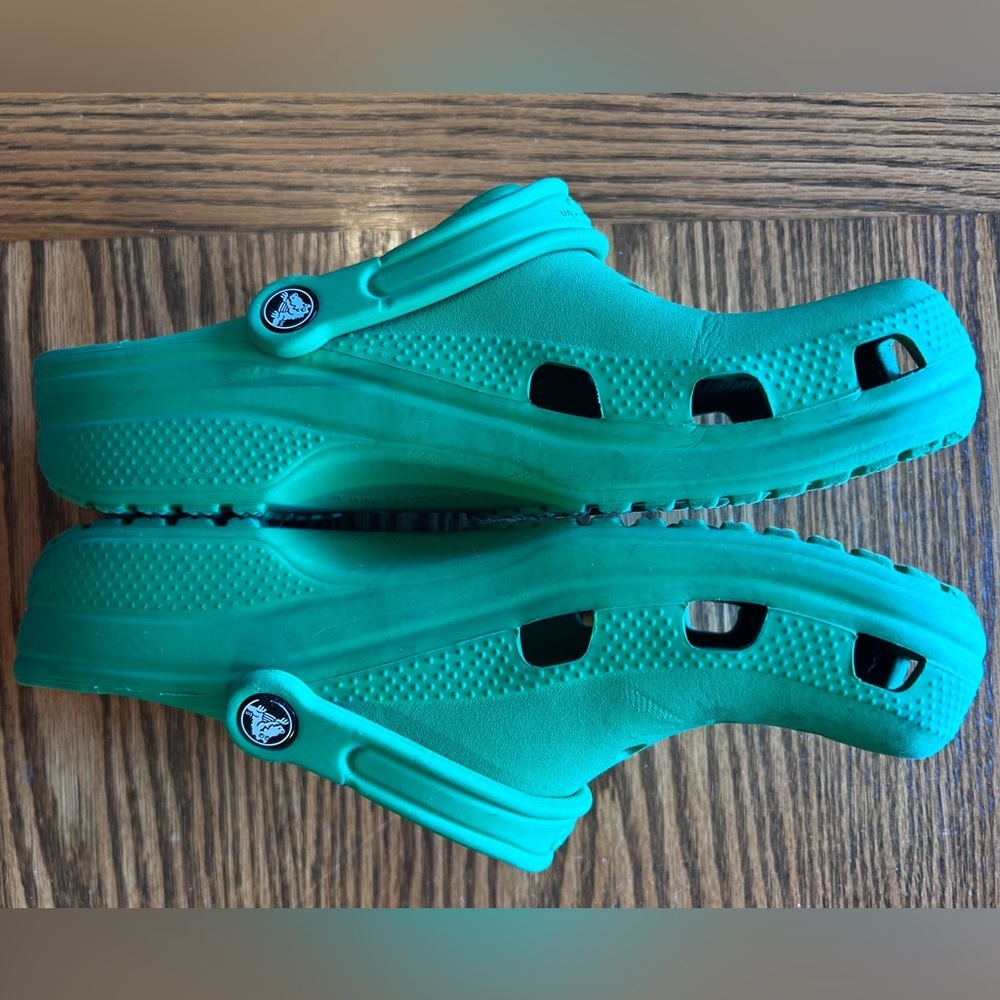 CROCS Women’s Vibrant Green Clogs Size 11 - Picture 2 of 4
